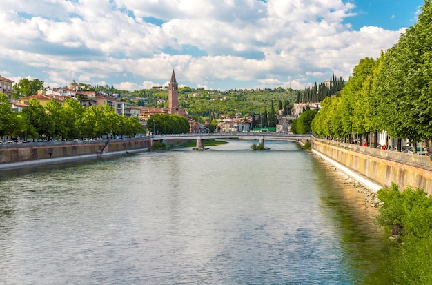 Ein Fluss in Verona mit Blick auf die Stadt Verona im Hintergrund