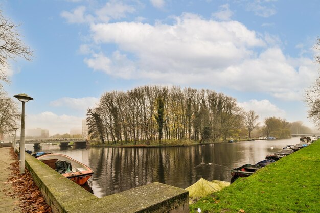 Ein Fluss mit angedockten Booten und Bäumen