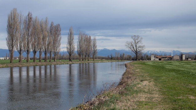 Ein Fluss mit Bergen im Hintergrund