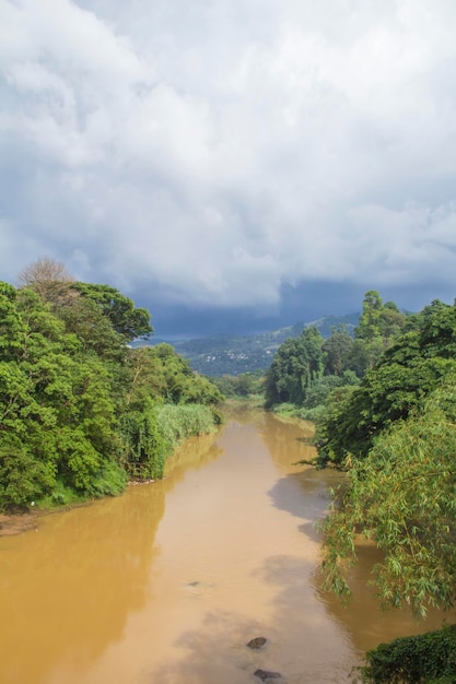 Ein Fluss mit bewölktem Himmel im Hintergrund