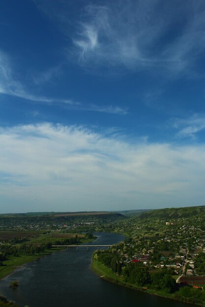 Foto ein fluss mit ein paar wolken am himmel