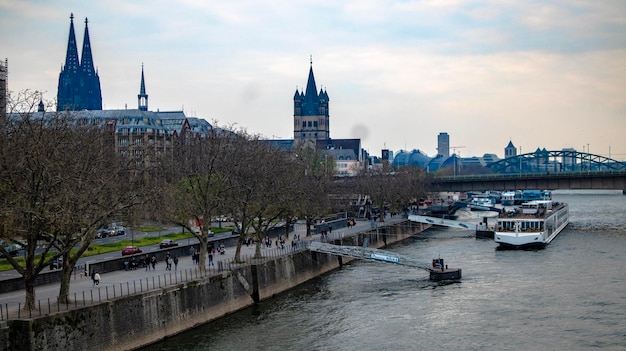 Ein Fluss mit einem Gebäude im Hintergrund