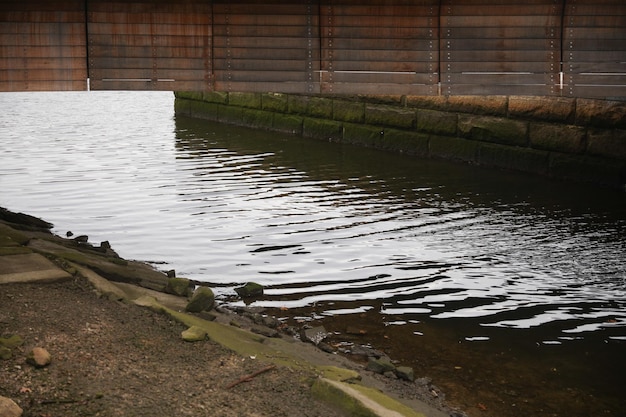 Ein Fluss mit einer Brücke im Hintergrund