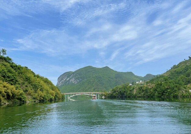 Ein Fluss mit einer Brücke in der Ferne