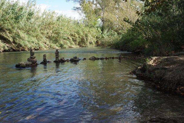 Ein Fluss mit Felsen darauf