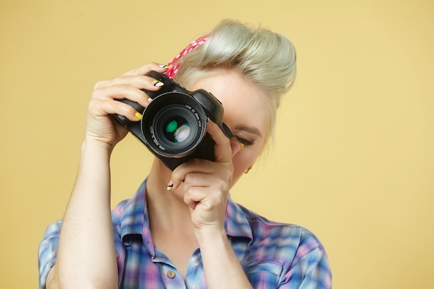 Ein Foto des Pin-Up-Girls mit einer Fotokamera