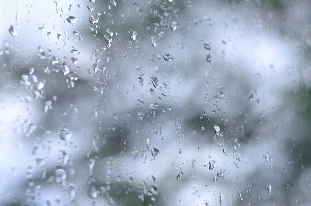 Ein Foto des Regens fällt auf das Fensterglas
