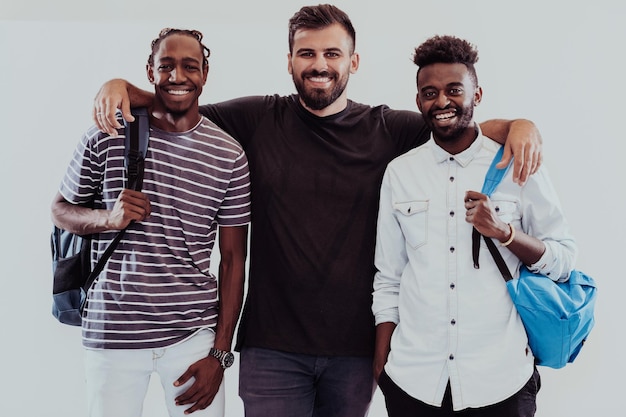 Ein Foto einer Gruppe glücklicher Studenten lokalisiert auf weißem Hintergrund. Hochwertiges Foto