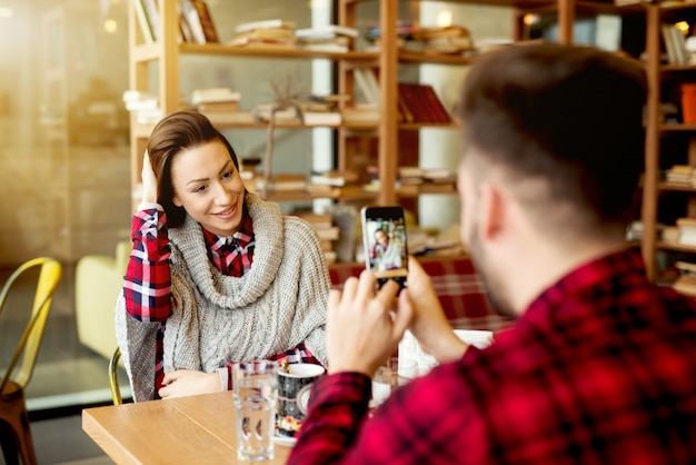 Ein Foto in der Cafe Bar machen.