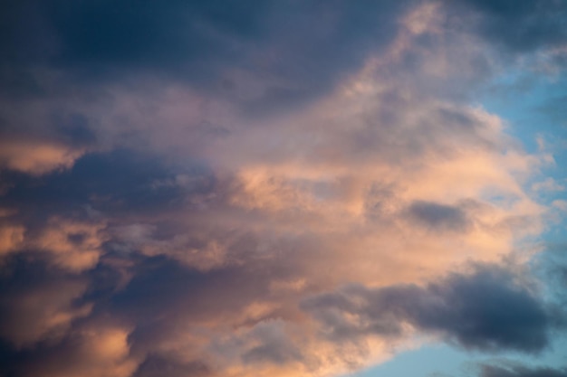 Ein Foto von einem bewölkten Himmel Sky Hintergrund natürlichen Wolken