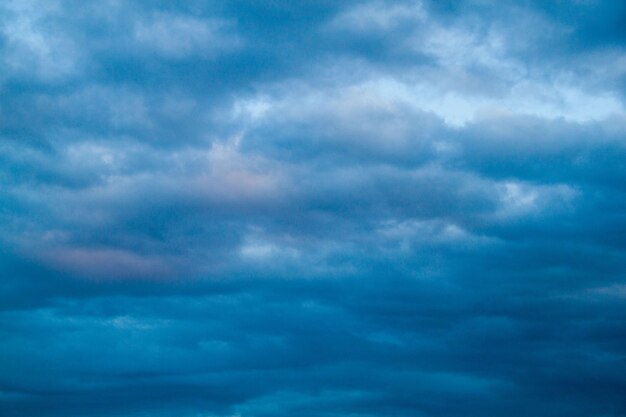 Ein Foto von einem bewölkten Himmel Sky Hintergrund natürlichen Wolken