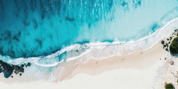 Ein Foto von einem Strand mit einer blauen Welle und dem Wort Ozean darauf