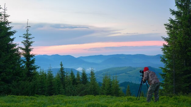 Ein Fotograf, der Berge schießt