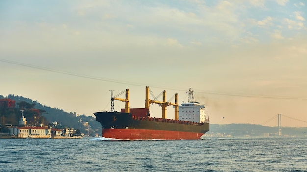 Ein Frachtschiff in der Bosporus-Istanbul-Türkei