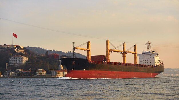 Ein Frachtschiff in der Bosporus-Istanbul-Türkei