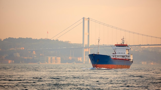 Ein Frachtschiff in der Bosporus-Istanbul-Türkei