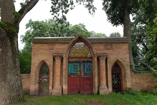 Ein Fragment des Backsteintors des Anwesens Pansky