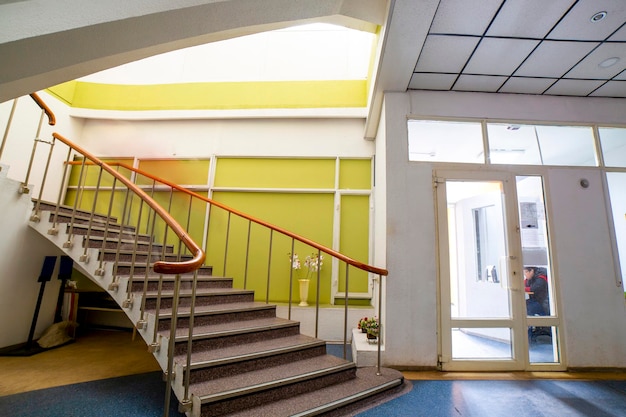 Ein Fragment des Innenraums mit einer Treppe zum zweiten Stock in einem Wohnhaus