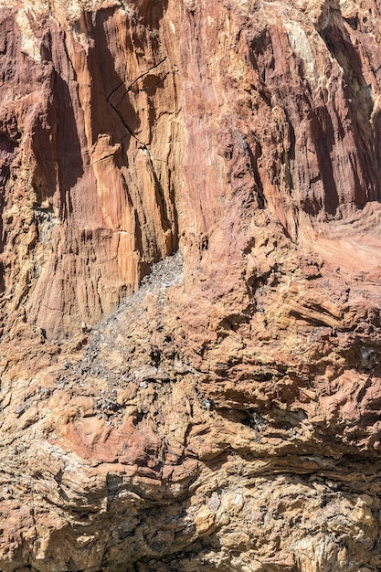 Ein Fragment eines roten Sandsteinfelsens in Nahaufnahme Textur und Muster von Naturstein wie ein Steinhintergrund