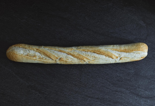 Ein französisches Baguette auf schwarzem Hintergrund