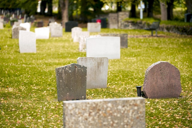 Ein friedlicher Tag auf dem historischen Friedhof. Friedhof an einem sonnigen Tag. Weiße und graue Grabsteine auf dem Friedhof. Ruhe zwischen den Grabsteinen an einem sonnigen Tag
