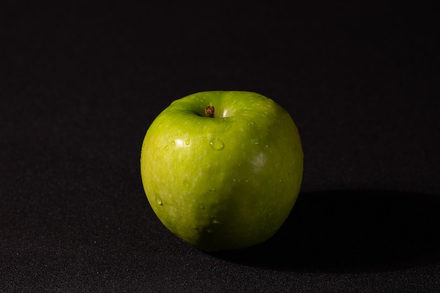 Ein frischer köstlicher grüner Apfel