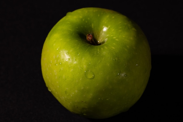 Ein frischer köstlicher grüner Apfel