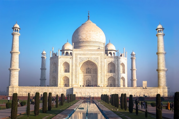 Ein frischer und sauberer Blick auf das Taj Mahal bei Sonnenaufgang, Agra, Uttar Pradesh, Indien