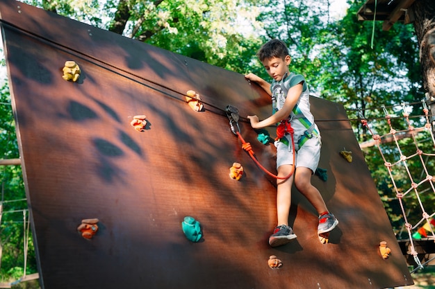 Ein fröhlicher kleiner Junge auf dem Spielplatz