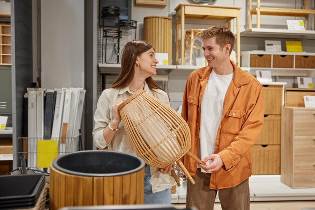 Ein fröhliches Ehepaar beschließt, handwerkliche Möbel für das Haus zu kaufen