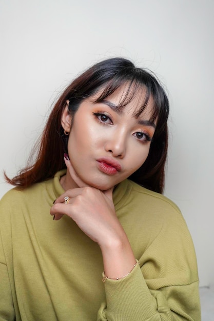 Ein fröhliches Gesicht der Schönheit des asiatischen jungen Models mit grünem Top Skincare Beauty Gesichtsbehandlung Spa weibliches Gesundheitskonzept