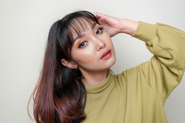Ein fröhliches Gesicht der Schönheit des asiatischen jungen Models mit grünem Top Skincare Beauty Gesichtsbehandlung Spa weibliches Gesundheitskonzept