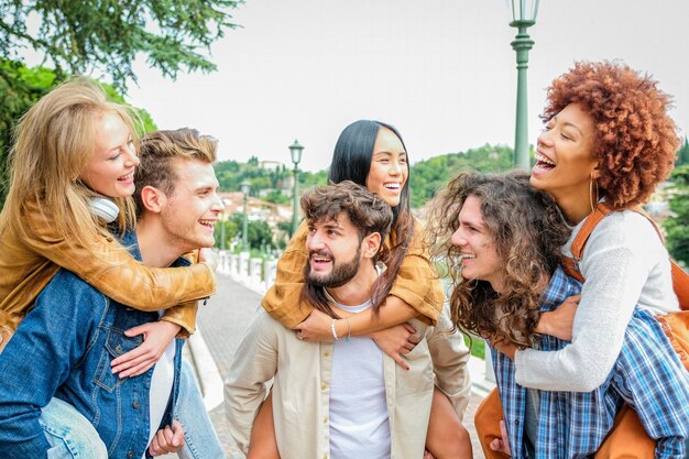 Foto ein fröhliches paar im freien