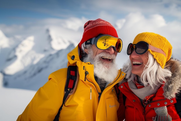 Ein fröhliches Seniorenpaar im Freien auf schneebedeckten Bergen mit Windschutzschuhe und bunten Mützen