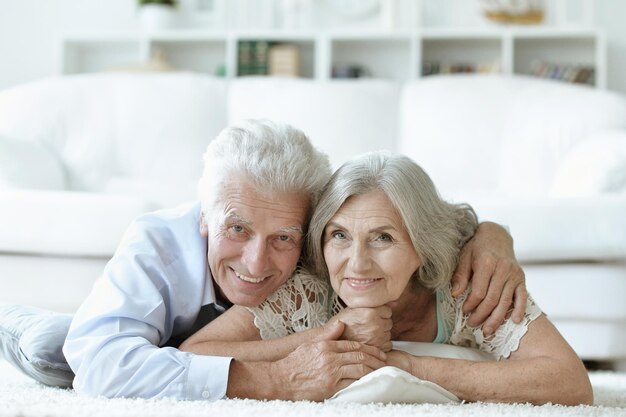 Foto ein fröhliches seniorenpaar zu hause