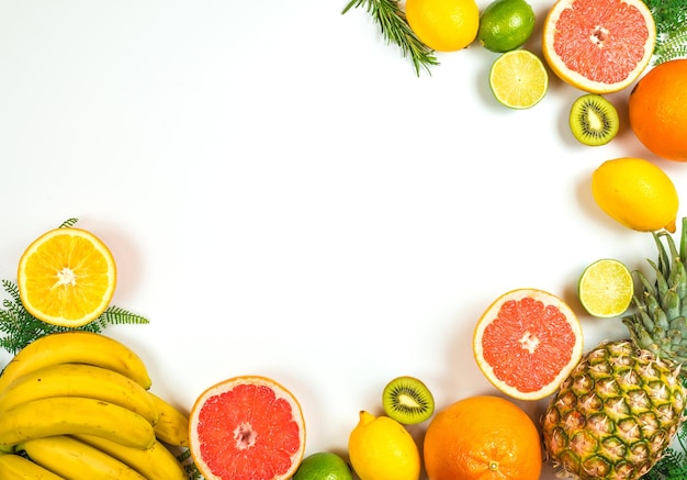 Ein Fruchtrahmen mit einem grünen Blatt und einer Zitrone darauf