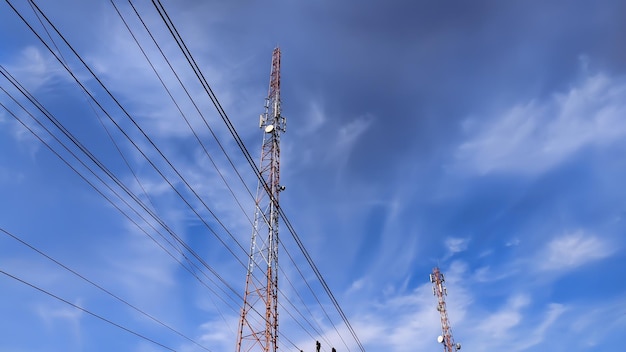 Ein Funkturm vor blauem Himmelshintergrund