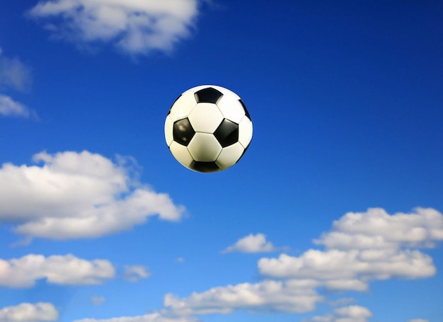 Ein Fußball liegt in der Luft, im Hintergrund ist der Himmel zu sehen.