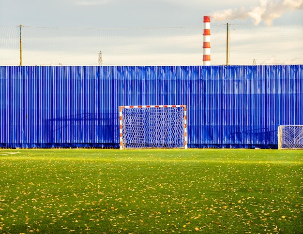 Ein Fußballfeld auf dem Hintergrund einer Fabrikpfeife.