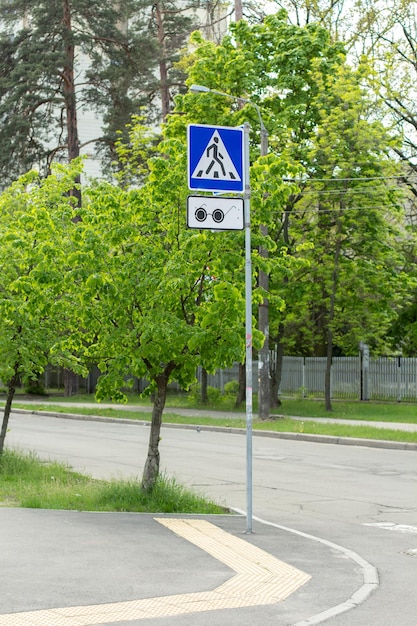 Ein Fußgängerüberweg und ein blindes Straßenschild