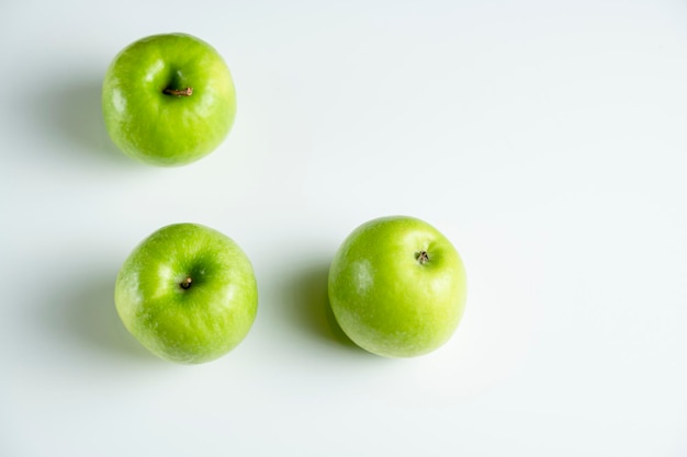 Ein ganzer grüner Apfel auf weißem Hintergrund