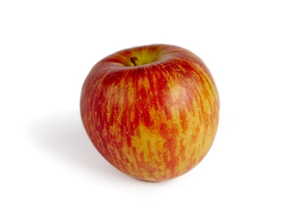 Ein ganzer rotgelber Apfel auf weißem Grund