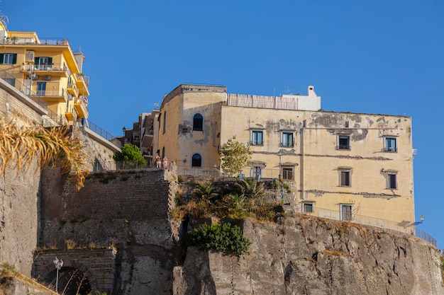 Ein Gebäude auf einer Klippe nahe dem Meer