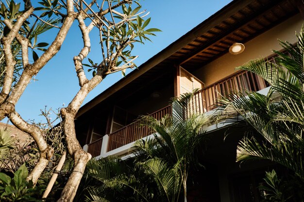 Ein Gebäude mit Balkon und Bäumen im Hintergrund