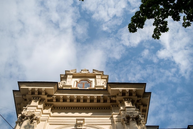 Ein Gebäude mit blauem Himmel und Wolken