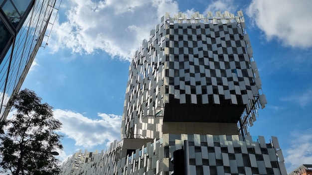 Foto ein gebäude mit blauem himmel und wolken