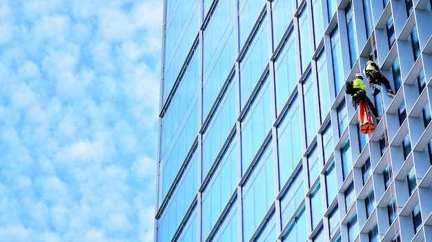 Foto ein gebäude mit blauem himmel und wolken