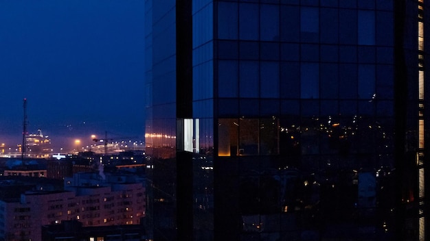 Ein Gebäude mit Blick auf die Stadt bei Nacht