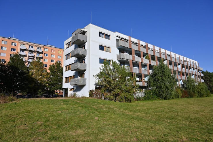Foto ein gebäude mit einem balkon, auf dem die zahl 4 steht