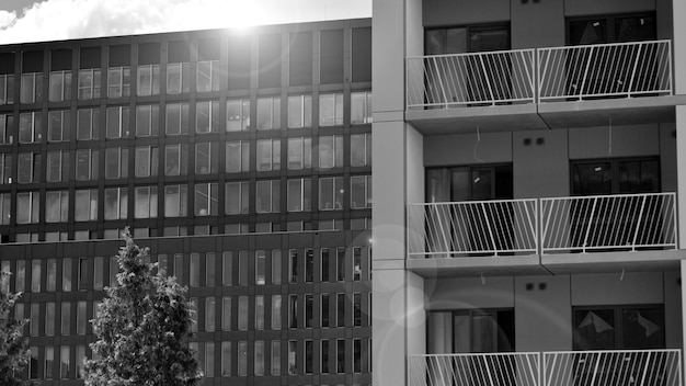 ein Gebäude mit einem Balkon, auf dem steht die Nummer 3